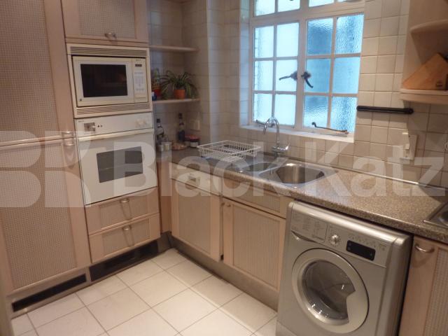 			NEW INSTRUCTION!, 2 Bedroom, 1 bath, 1 reception Flat			 Baker Street, BAKER STREET